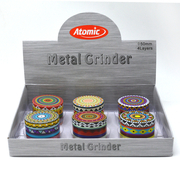Dohányőrlő 0212155 Atomic Fém 4 részes Mandala mintás 4,5 cm